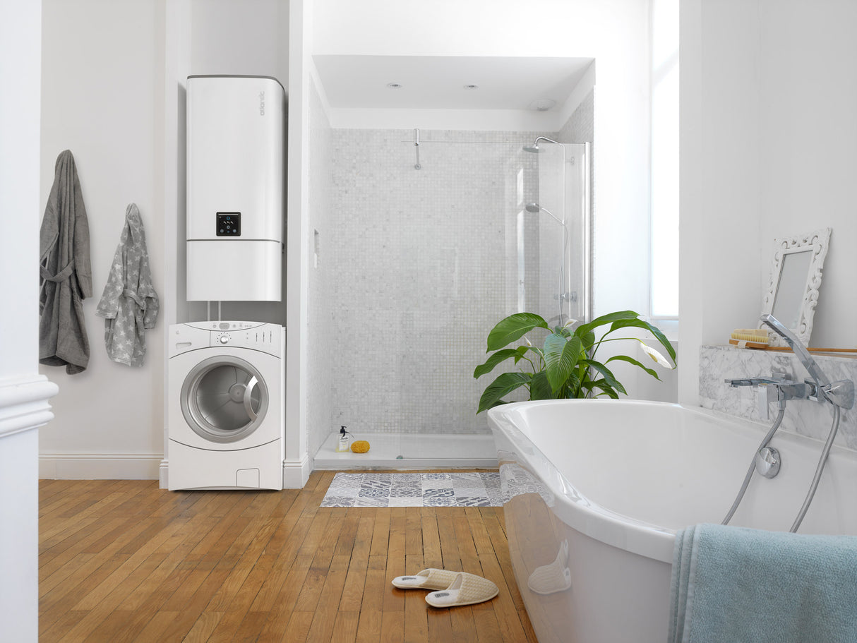 Chauffe-eau Atlantic, ballon d’eau chaude blanc, installé dans une salle de bain moderne