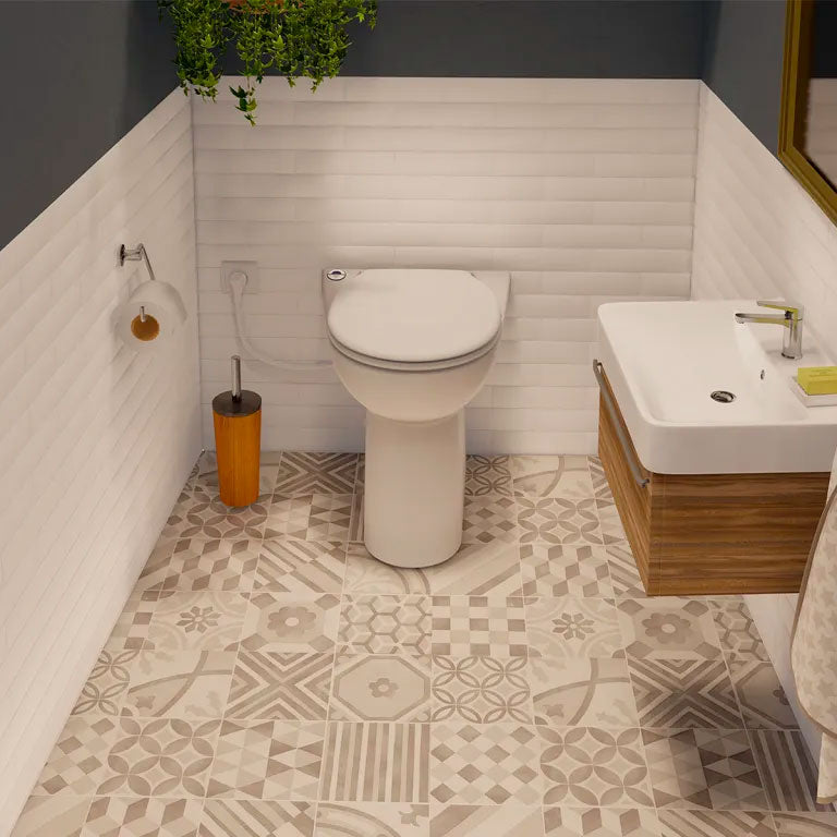 Cuvette WC compacte Sanicompact 43 Eco+ avec broyeur intégré, marque SFA, vue de face, design moderne et fonctionnel.