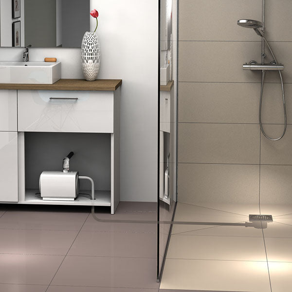 Pompe de relevage SFA Sanifloor+ avec bonde Ø90 pour receveurs extra-plats, vue de face.