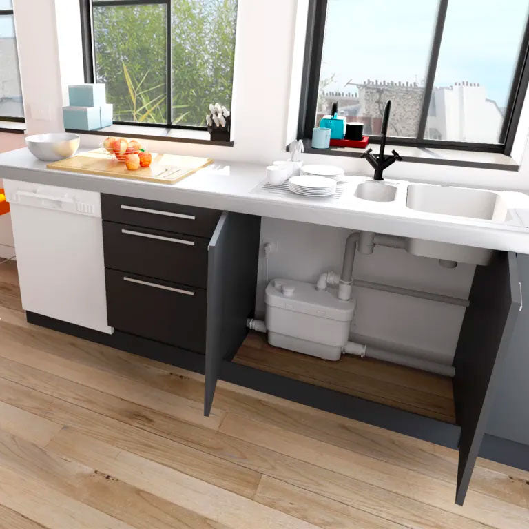 Pompe de relevage eaux grises SFA SANIVITE+ avec moteur et tuyaux pour évacuation des eaux usées.