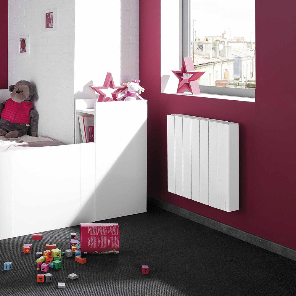 Radiateur blanc Atlantic électrique mural dans une chambre d'enfant avec murs bordeaux