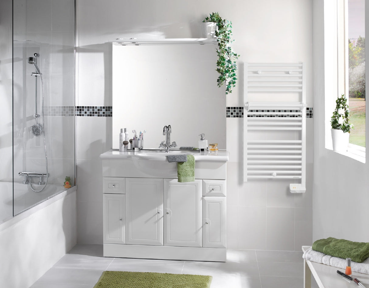 Radiateur sèche-serviettes blanc Acova mural dans salle de bain design, couleur blanche.