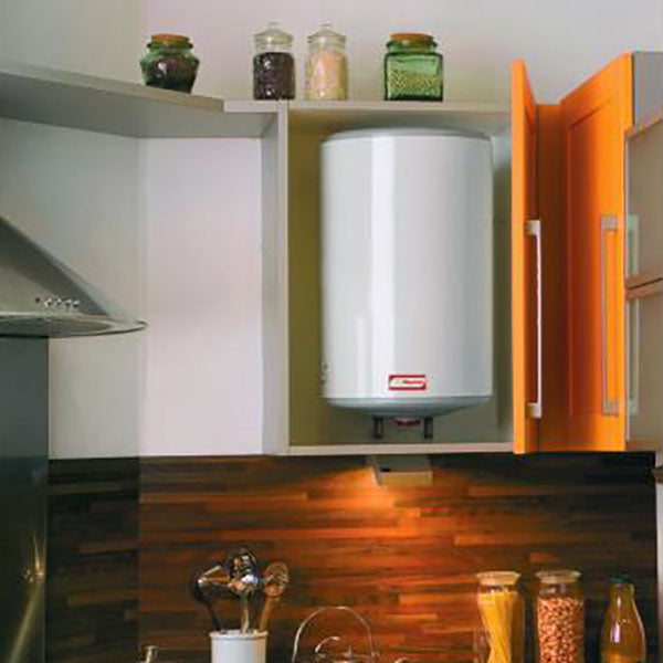 Chauffe-eau Ariston blanc, électrique, installé dans une cuisine moderne