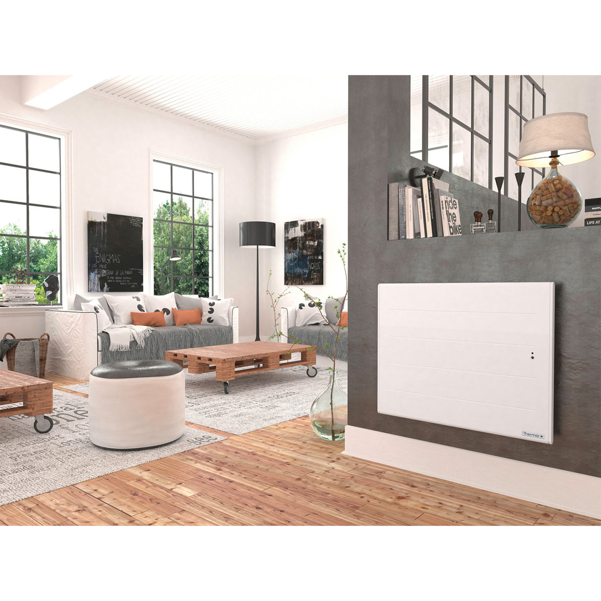 Radiateur Thermor panneau rayonnant blanc fixé au mur dans un salon lumineux