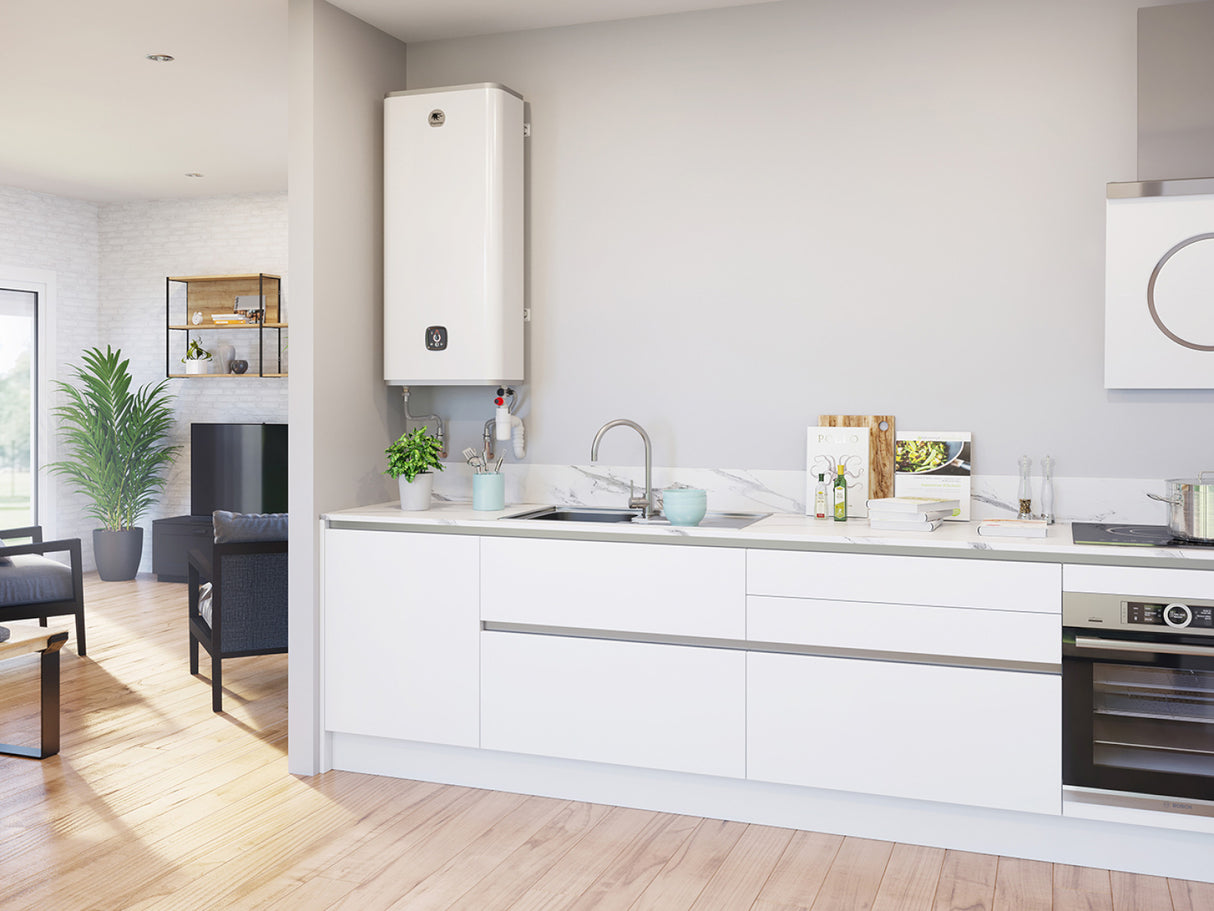 Chauffe-eau vertical blanc Atlantic installé dans une cuisine moderne, marque Atlantic, couleur blanche.