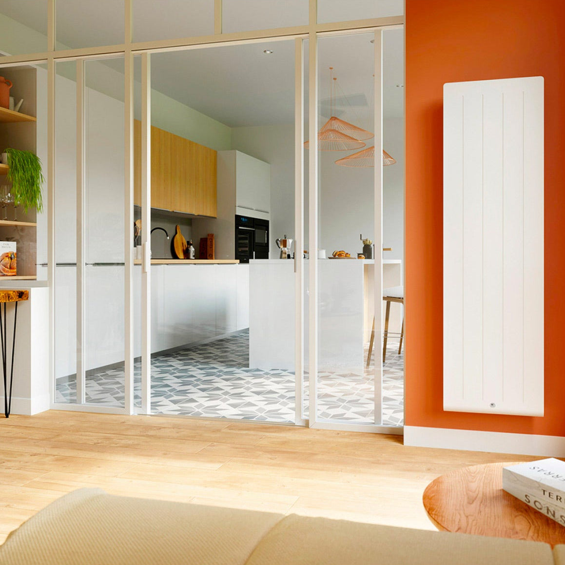 Radiateur Atlantic vertical blanc dans salon moderne, chauffe-eau design mural.