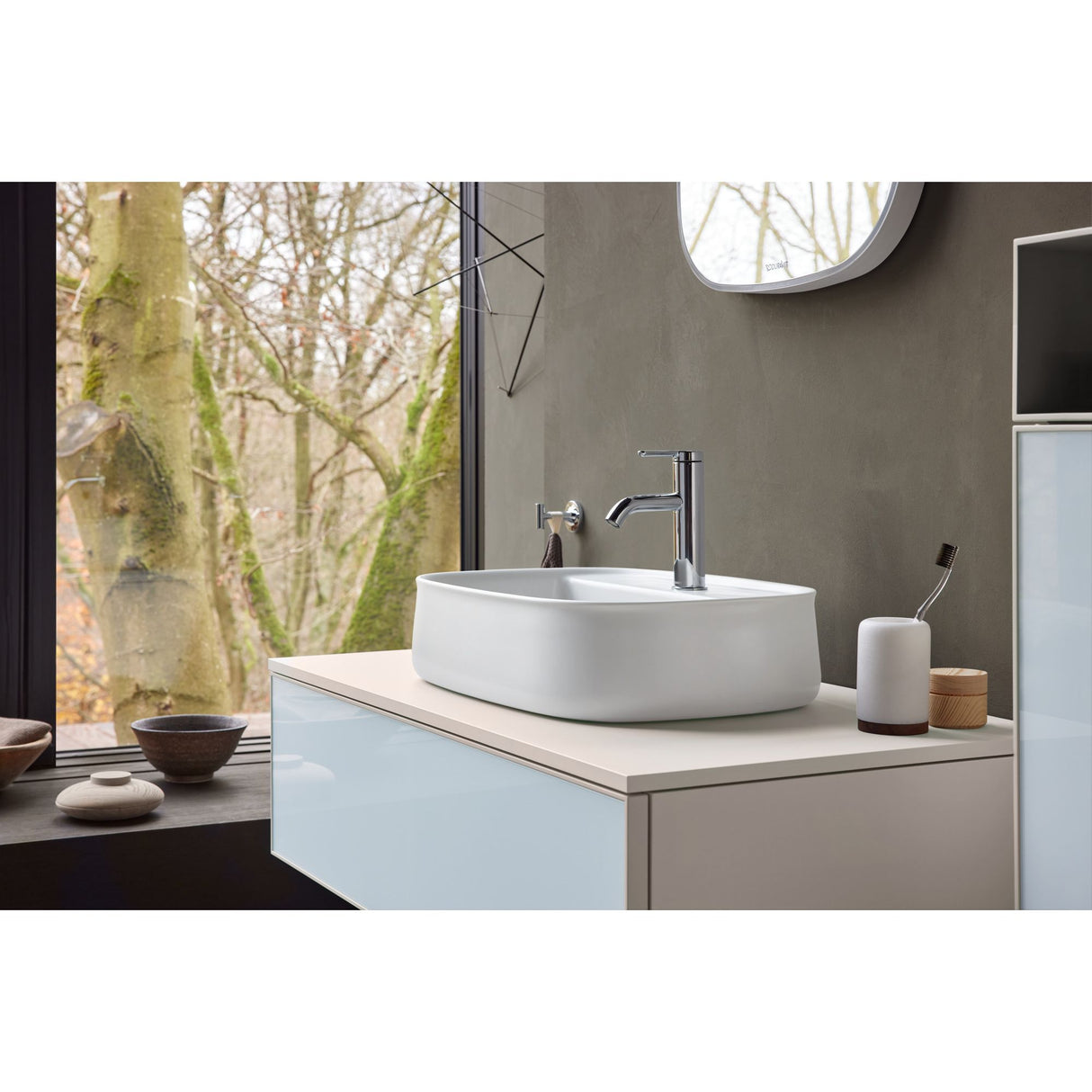 Vasque blanche Duravit, type lavabo salle de bain, avec robinet chromé, couleur blanc