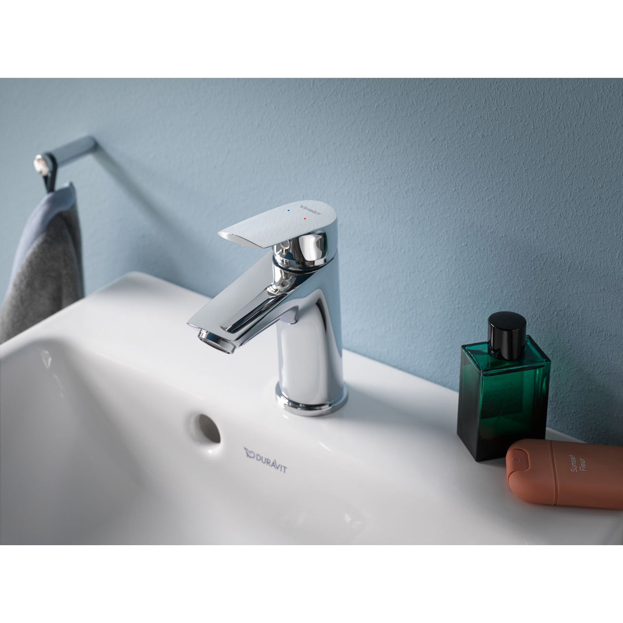 Mitigeur de lavabo chromé Duravit, robinet de salle de bain couleur argent, design moderne.