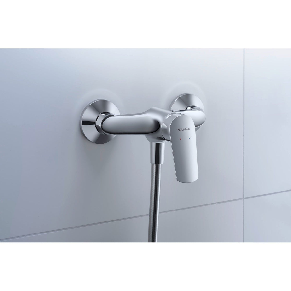 Mitigeur de douche Duravit, robinetterie murale, finition chromée argentée.