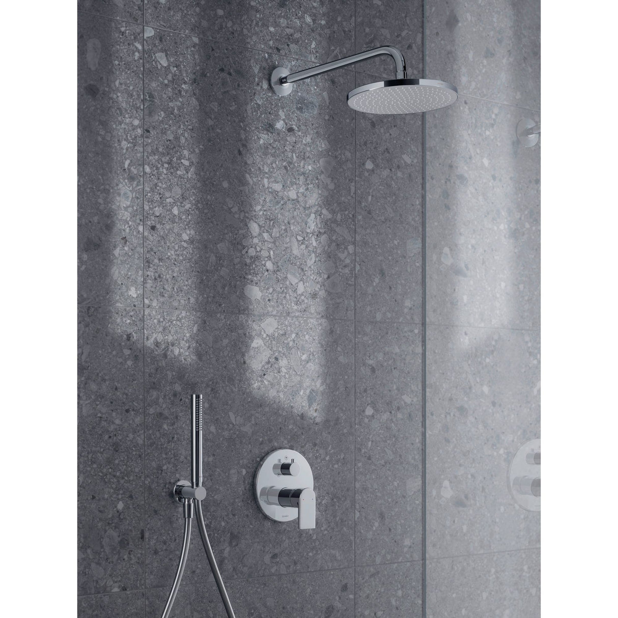 Colonne de douche Grohe, chromée, avec mitigeur thermostatique sur carrelage gris
