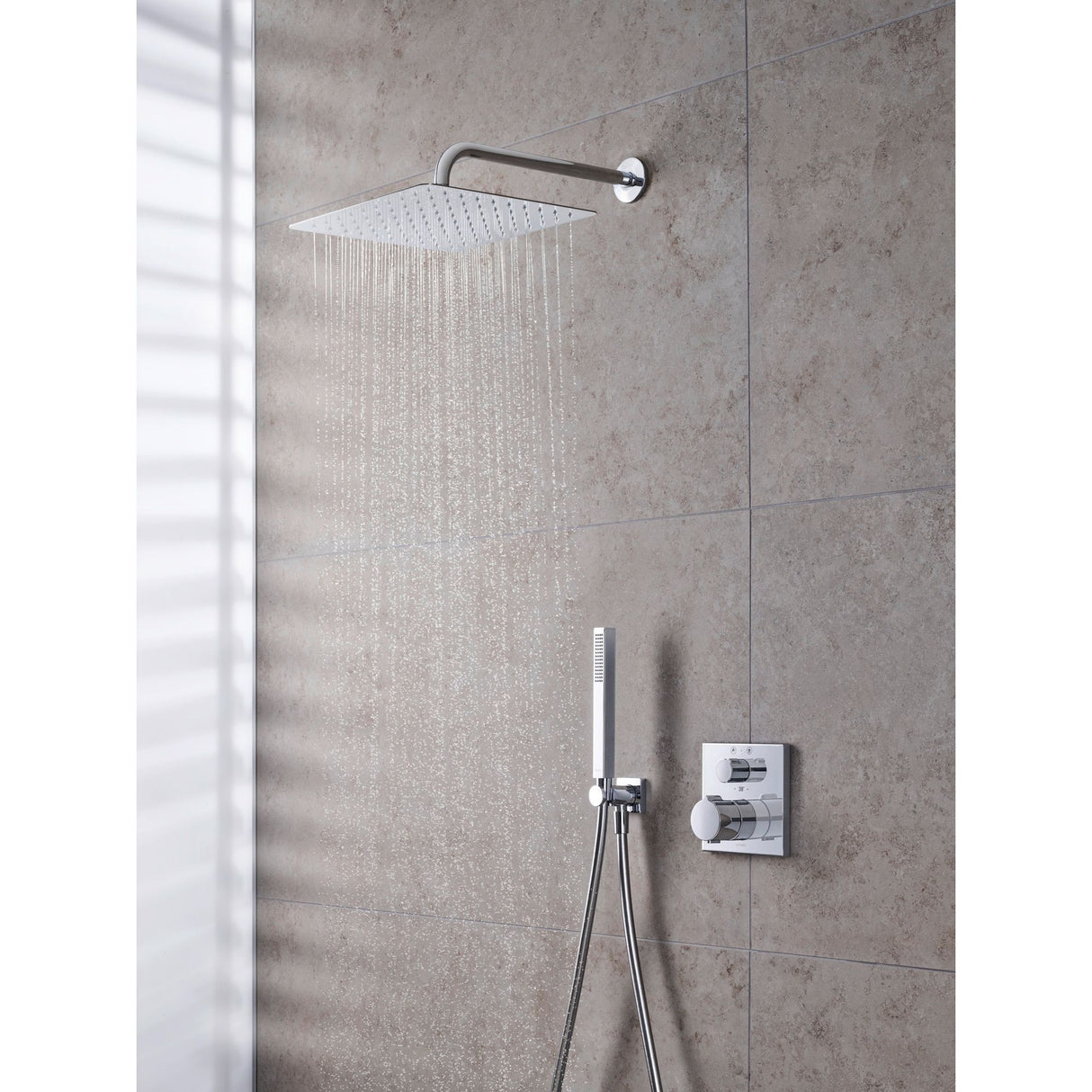 Colonne de douche Grohe, type mitigeur thermostatique, couleur chromée, sur carrelage mural