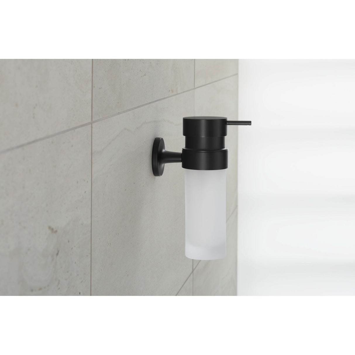 Distributeur de savon mural Grohe noir mat en verre dépoli dans une salle de bain