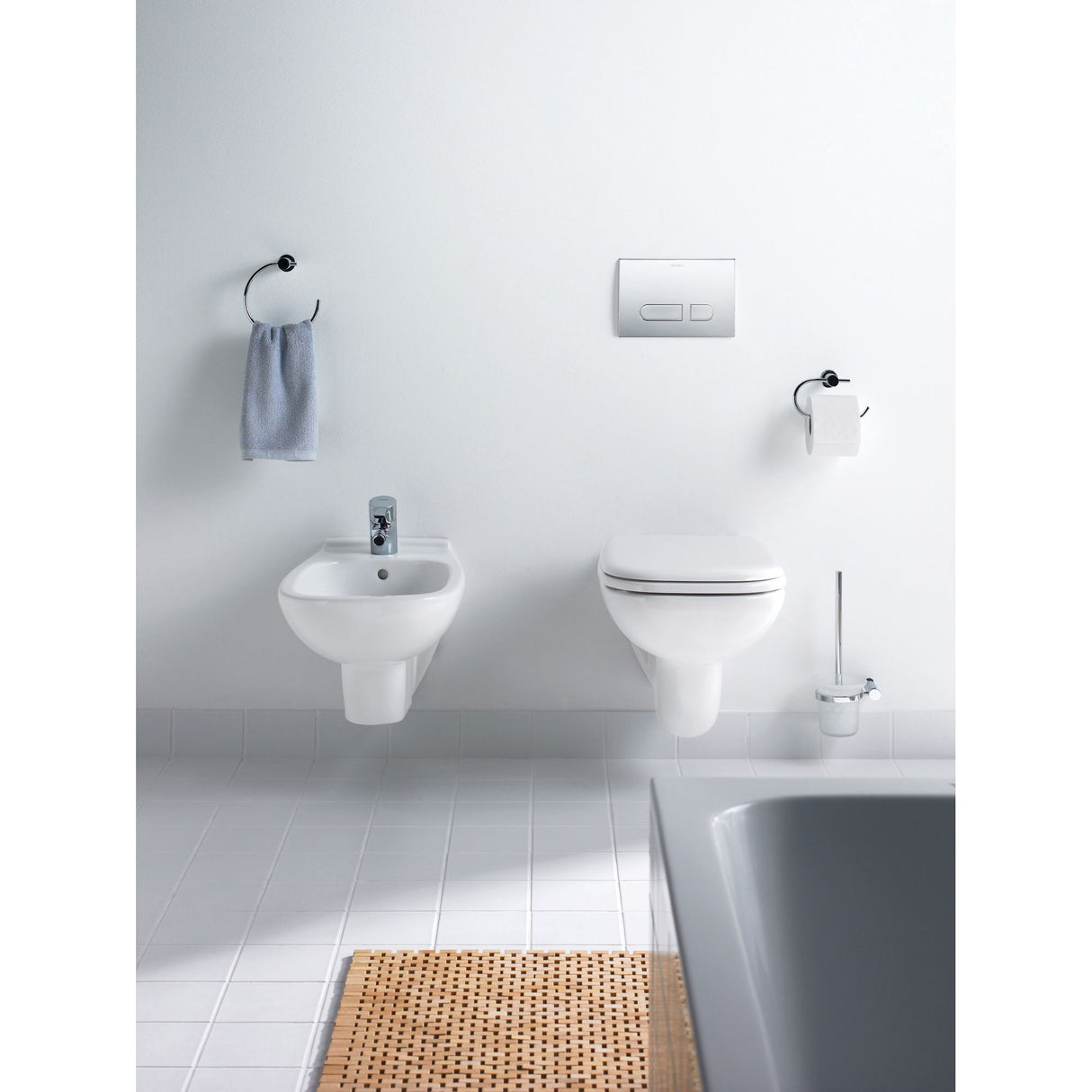 Plaque de commande Grohe, sanitaire de couleur blanche et argent dans salle de bain moderne