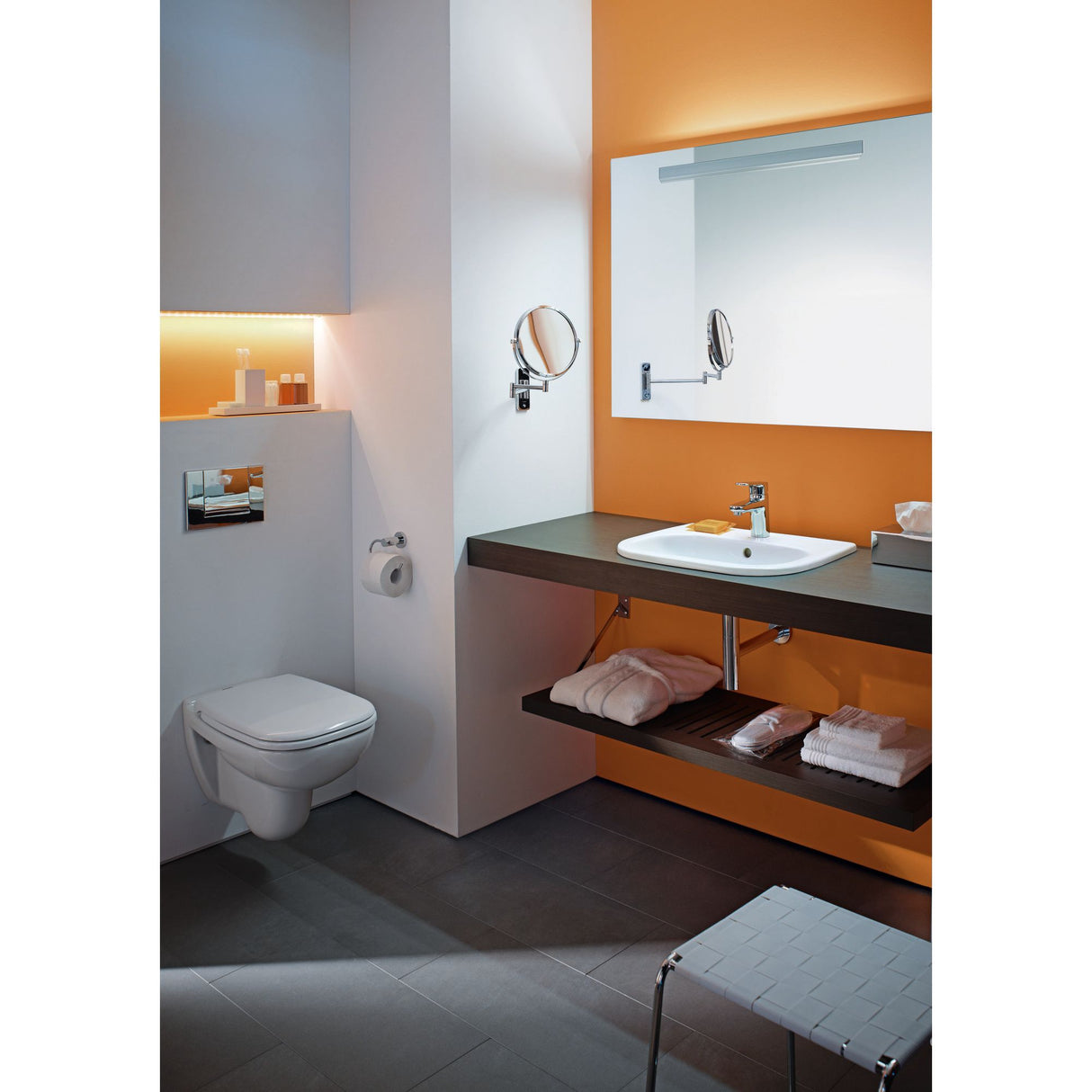 Toilette suspendue Grohe, blanc, salle de bain moderne mur orange.
