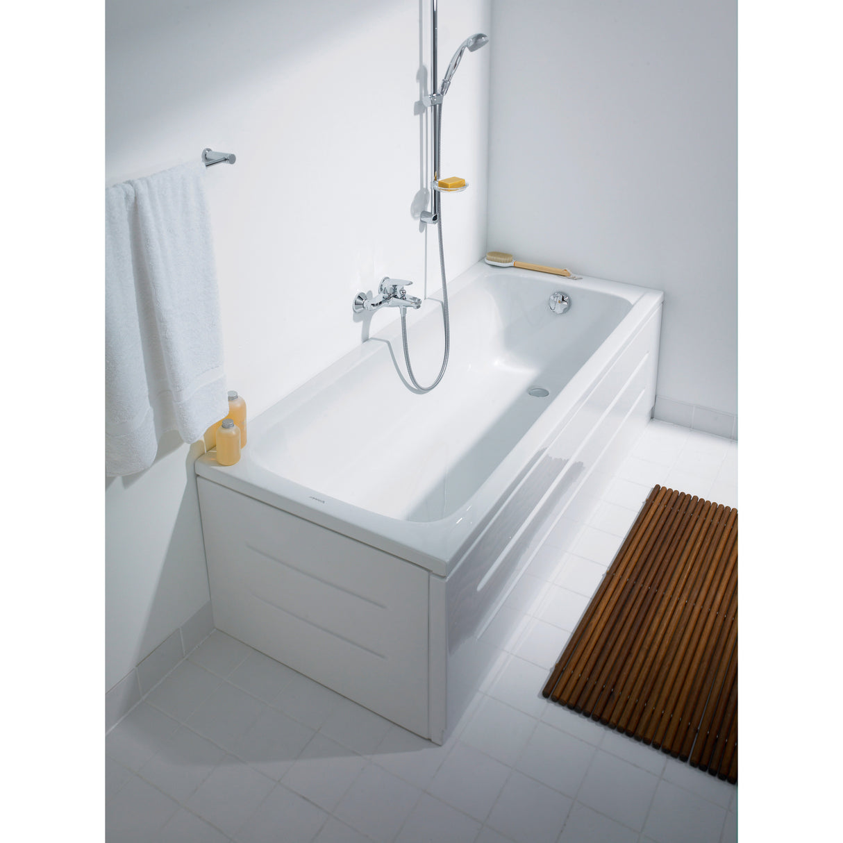 Baignoire blanche marque Allibert, type rectangulaire, couleur blanche, avec robinet douche chromé.