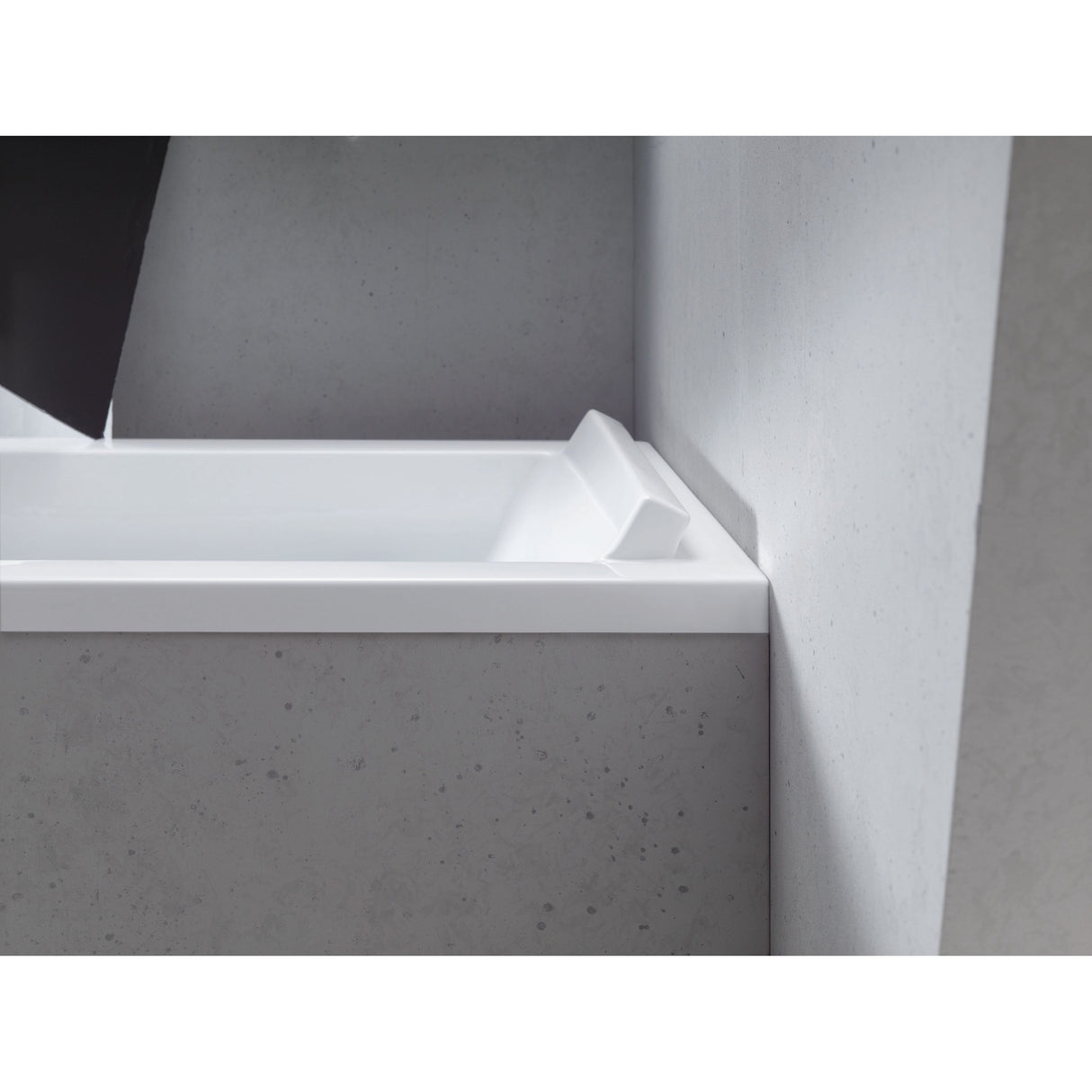 Baignoire blanche Grohe avec appuie-tête intégré, design moderne, installée dans une salle de bain grise.