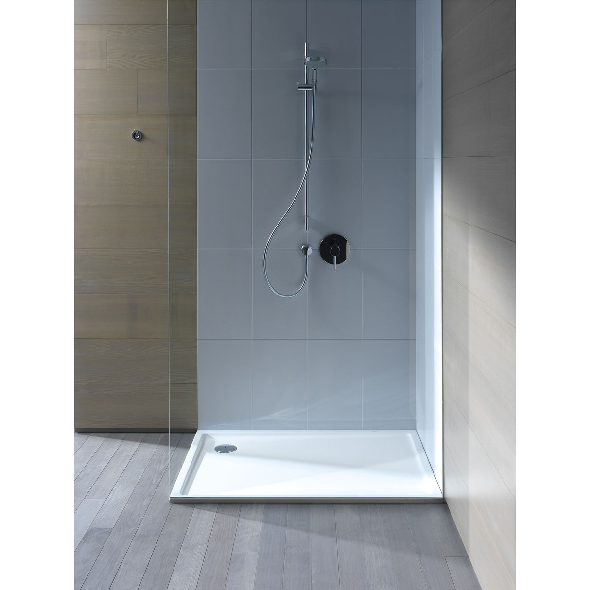 Douche Grohe, receveur rectangulaire blanc, robinetterie murale chromée, salle de bain moderne