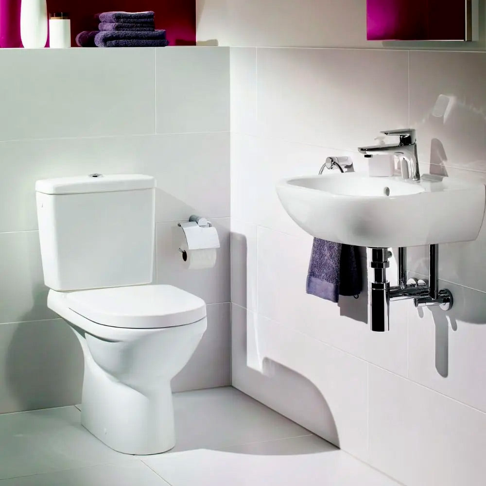 Toilette blanche Roca, WC moderne, couleur blanche, installé dans salle de bain carrelée.