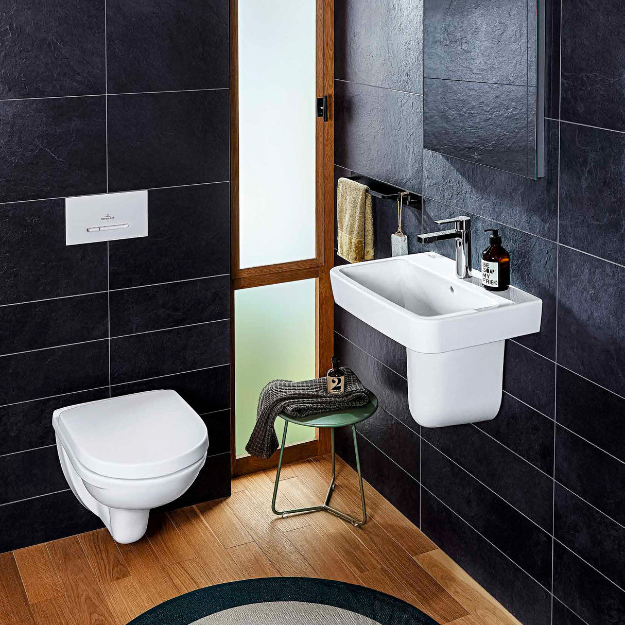 WC suspendu blanc Villeroy & Boch, sanitaire moderne avec carrelage noir