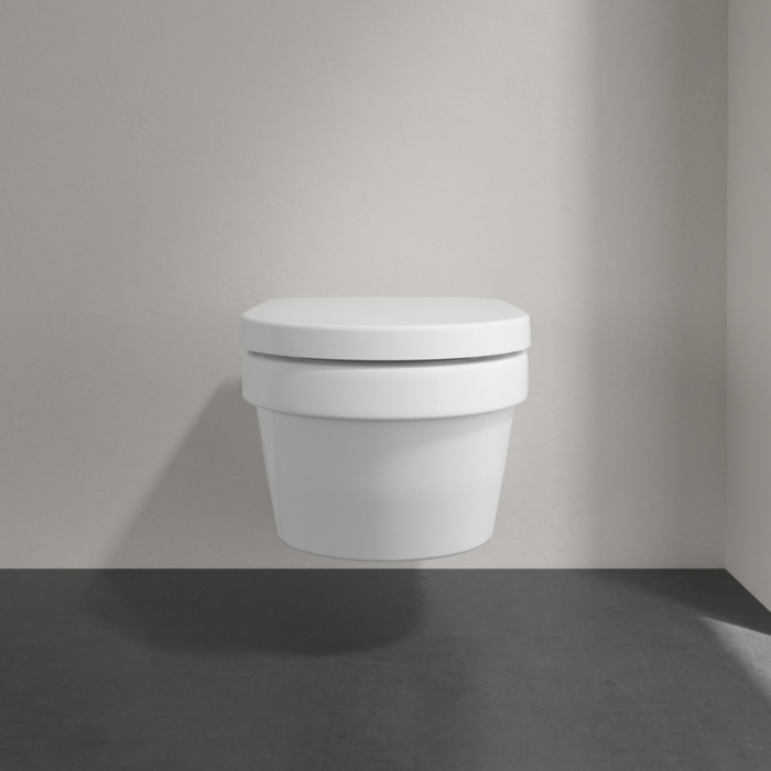 Toilette suspendue blanche, marque inconnue, salle de bain moderne, sanitaire élégant.