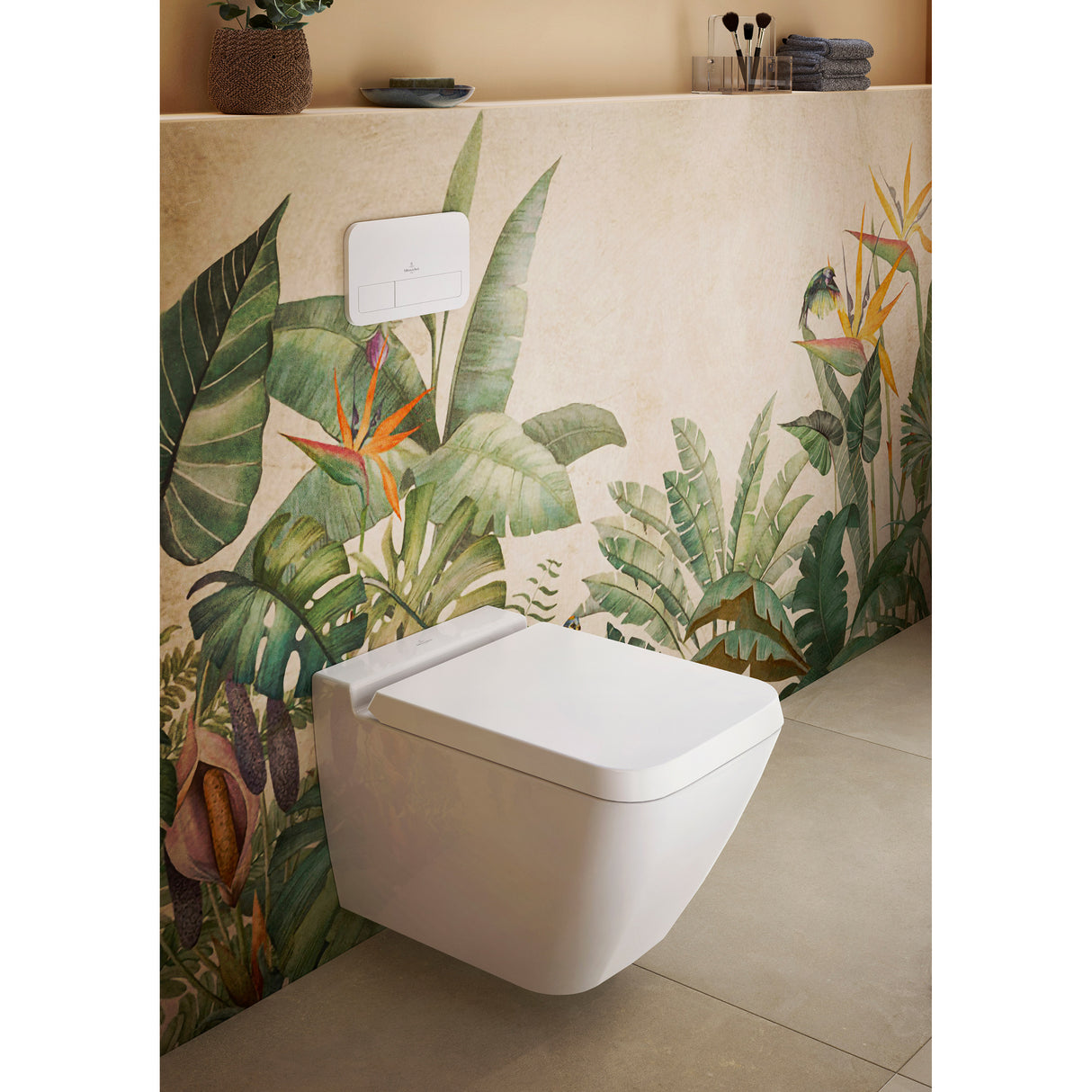 WC suspendu blanc Villeroy & Boch, toilette moderne dans salle de bain.