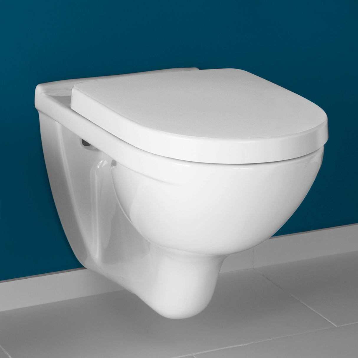 Toilette suspendue Grohe, céramique blanche, design moderne, fixée au mur bleu