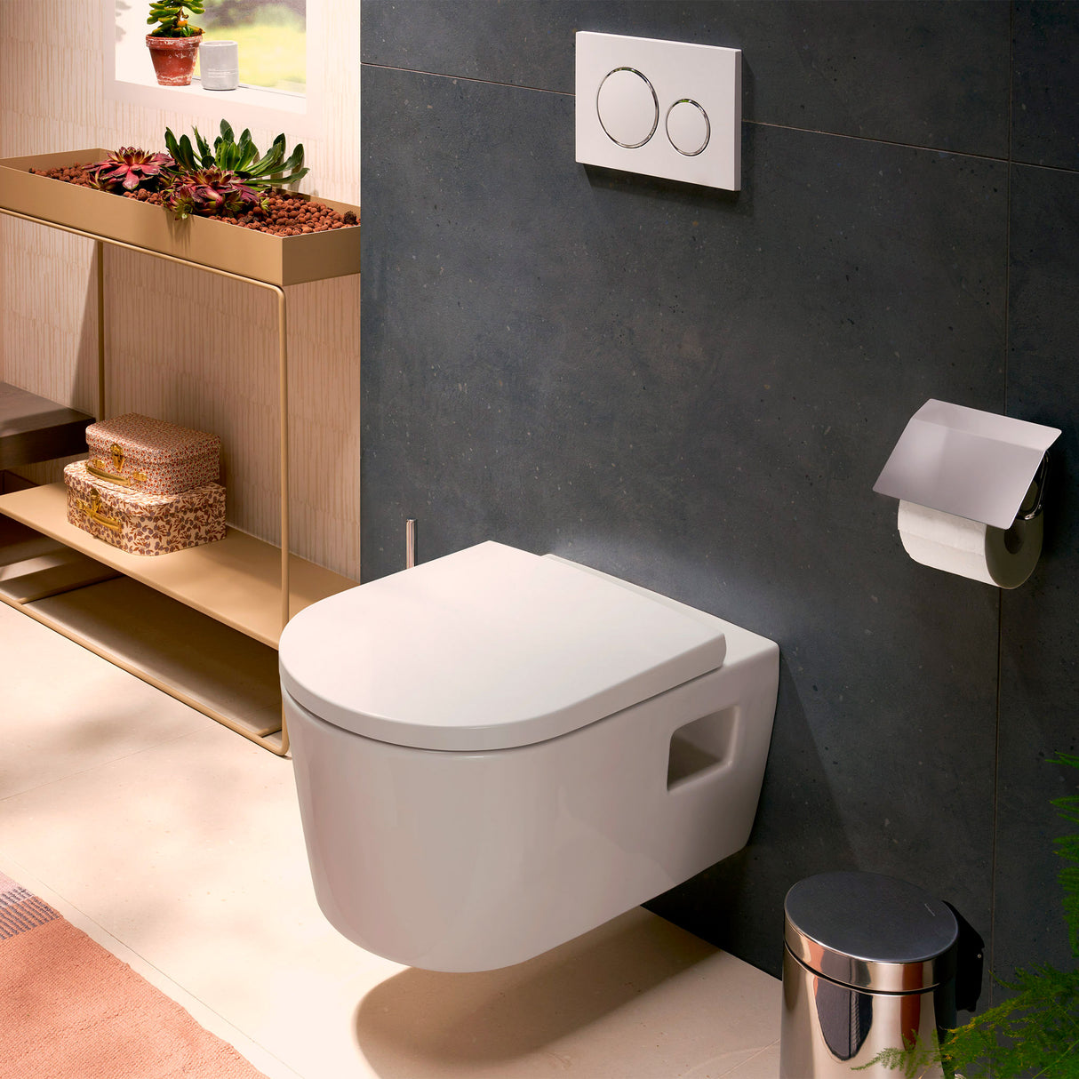WC suspendu Grohe blanc, design moderne, installé sur mur gris.