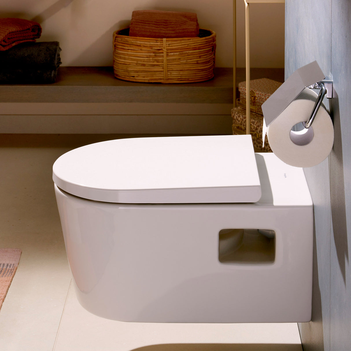 WC suspendu blanc marque Villeroy & Boch, design moderne pour salle de bain