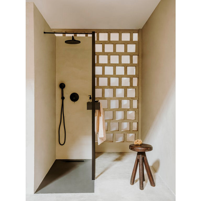 Douche italienne couleur beige avec robinetterie noire, marque Grohe.