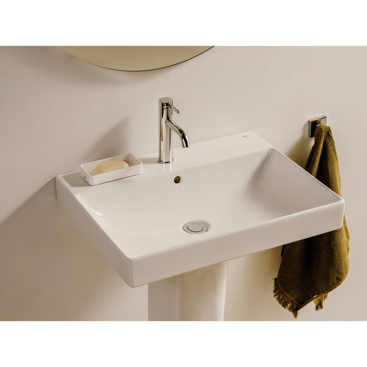 Lavabo blanc Roca, type vasque en céramique, robinet chromé, salle de bain moderne