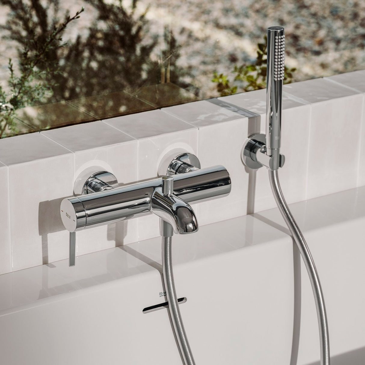 Mitigeur baignoire Grohe chromé avec douchette, robinetterie salle de bain couleur argent