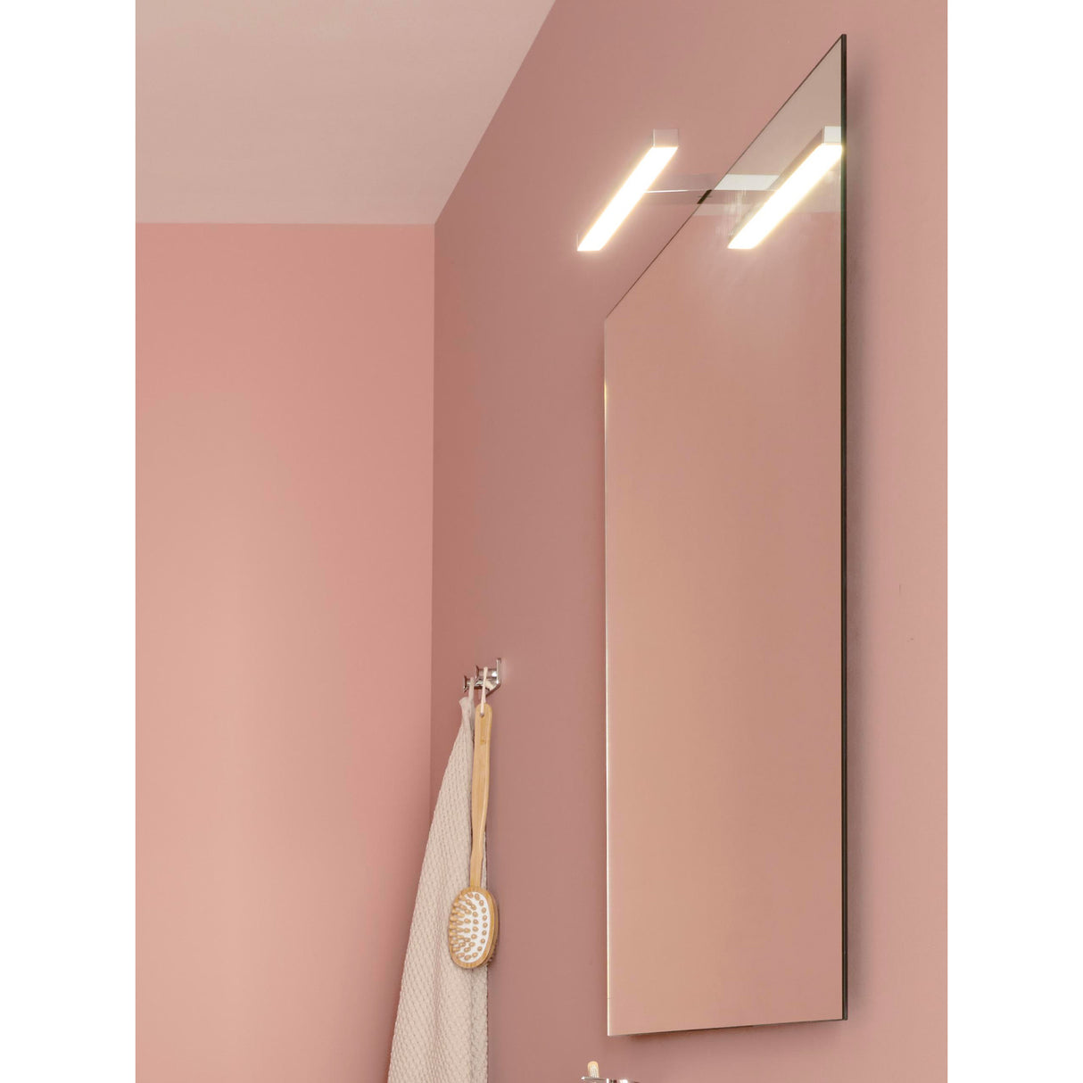 Miroir rectangulaire Lumineo, marque Grohe, couleur rose, éclairage LED, salle de bain moderne.