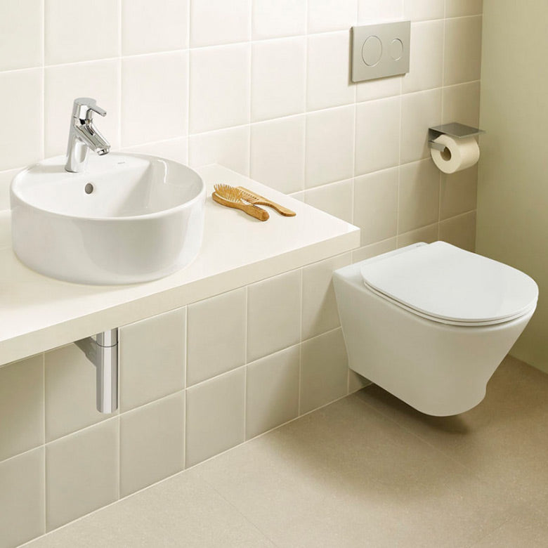 WC suspendu Grohe, sanitaire blanc moderne, carrelage blanc, salle de bain
