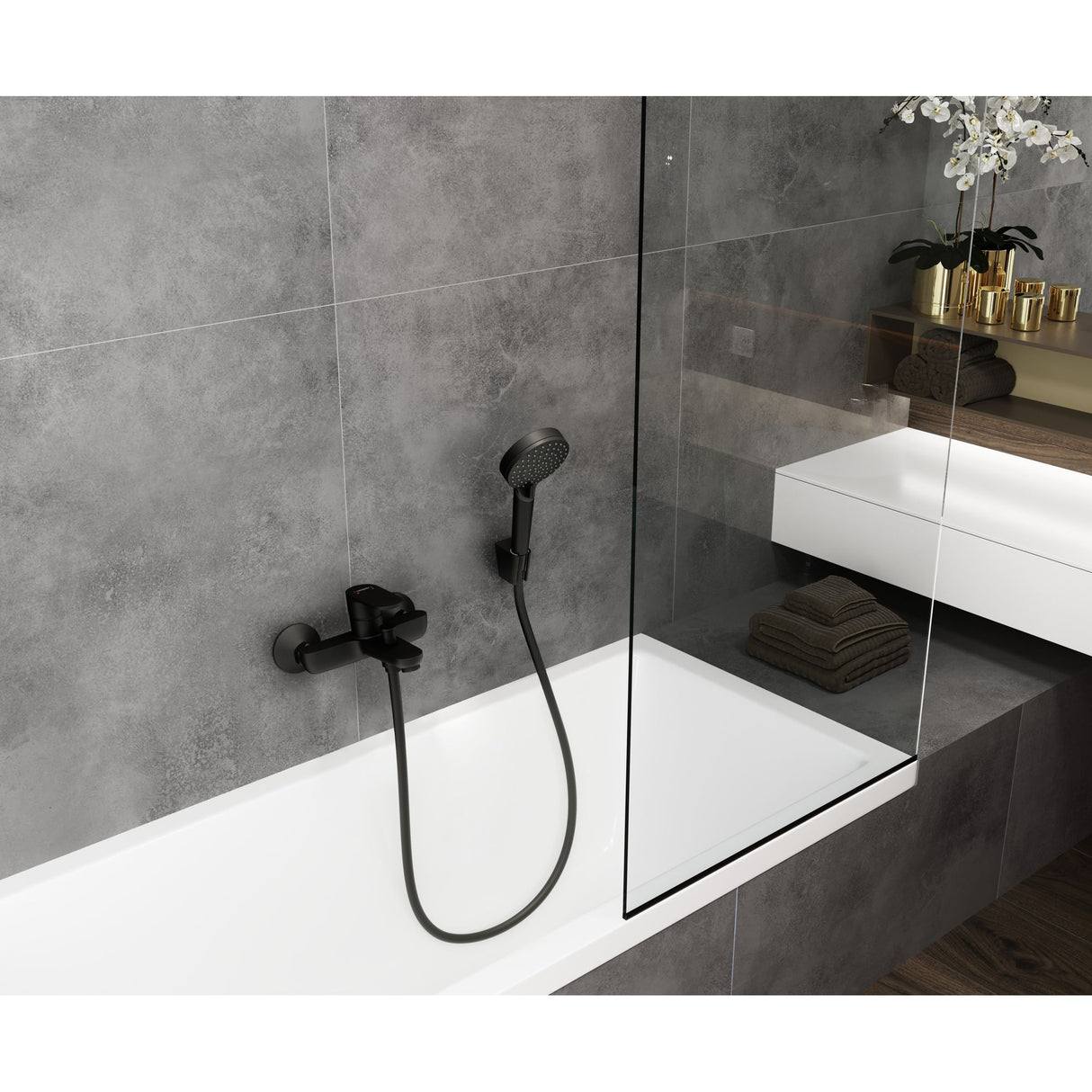 Mitigeur de bain Grohe noir mat, robinetterie moderne sur carrelage gris