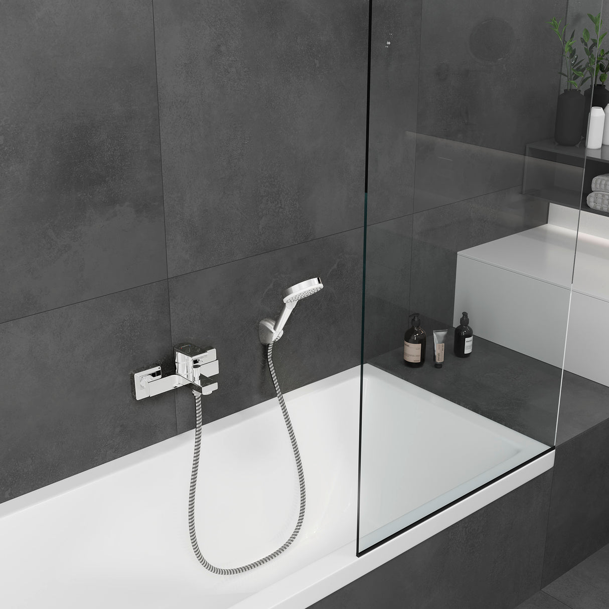 Mitigeur baignoire Grohe chromé, robinetterie de salle de bain, design moderne, couleur argent.