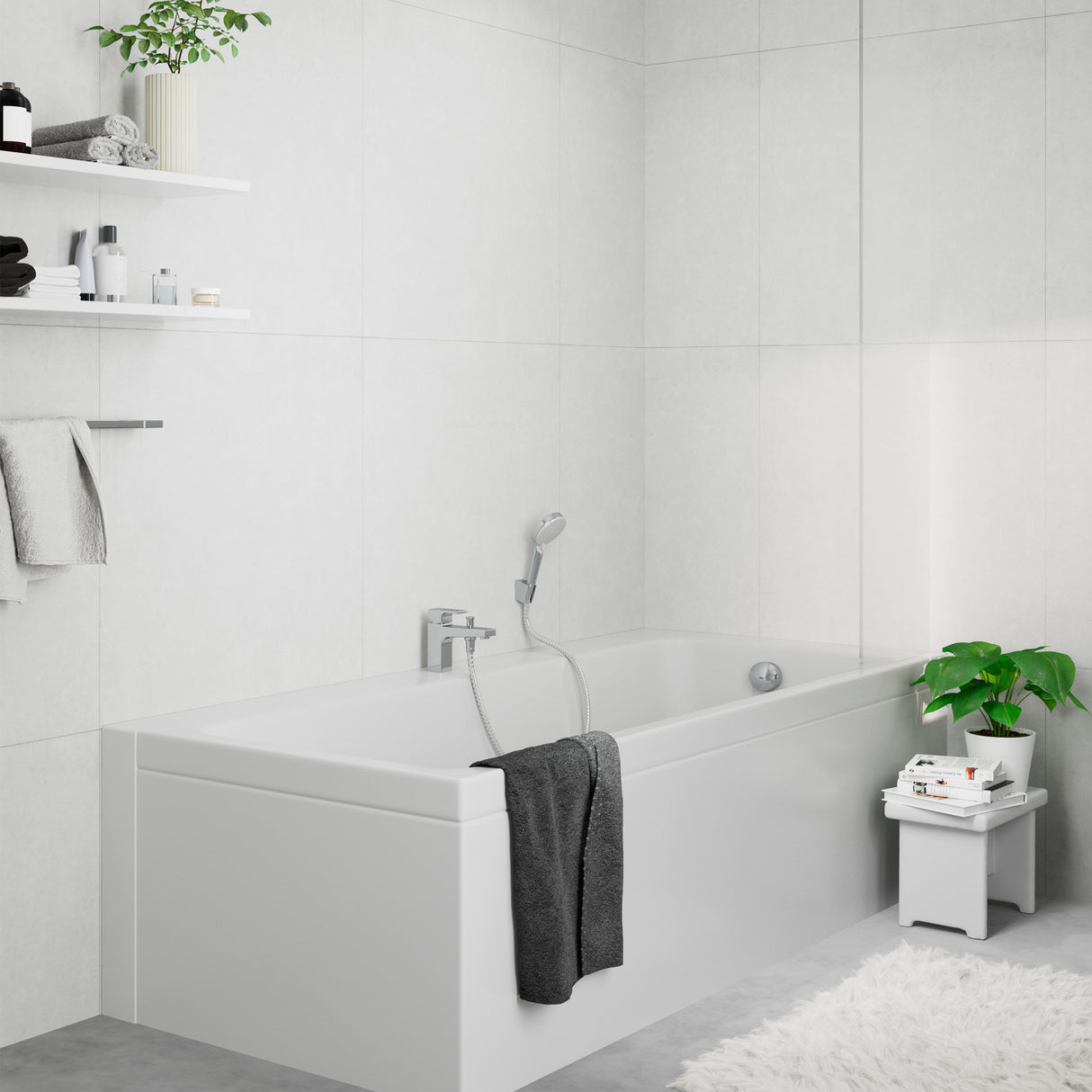 Baignoire blanche Grohe, type sanitaire, robinetterie argentée, salle de bain moderne.
