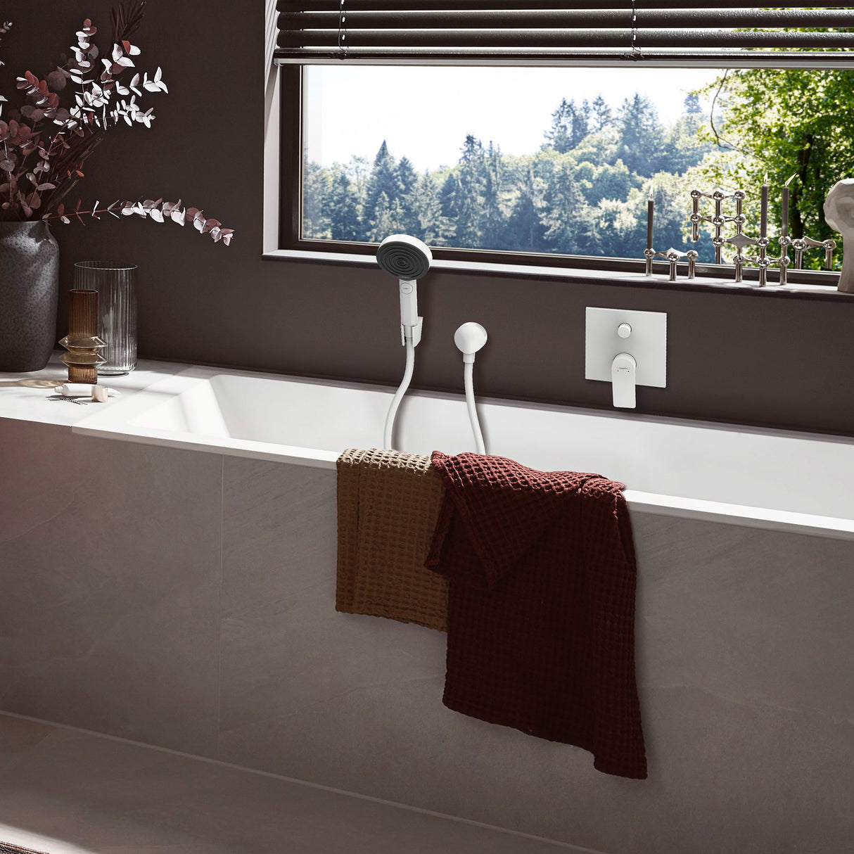 Mitigeur de baignoire Grohe blanc, robinetterie de salle de bain moderne, couleur blanche.