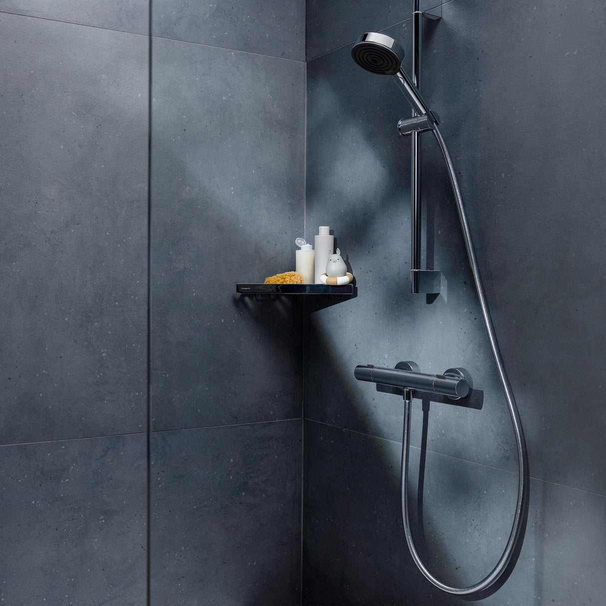 Colonne de douche Grohe noire, mitigeur moderne sur mur gris, accessoires de bain