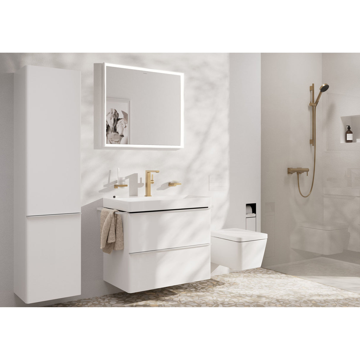 Meuble de salle de bain blanc Grohe avec robinetterie dorée, ambiance moderne.