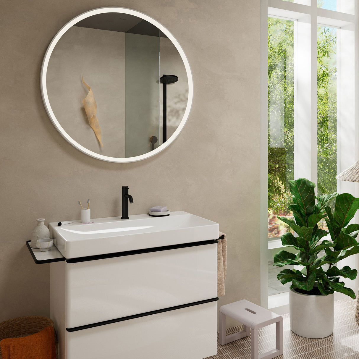 Meuble de salle de bain blanc, marque Victoria, avec vasque moderne et robinet noir.