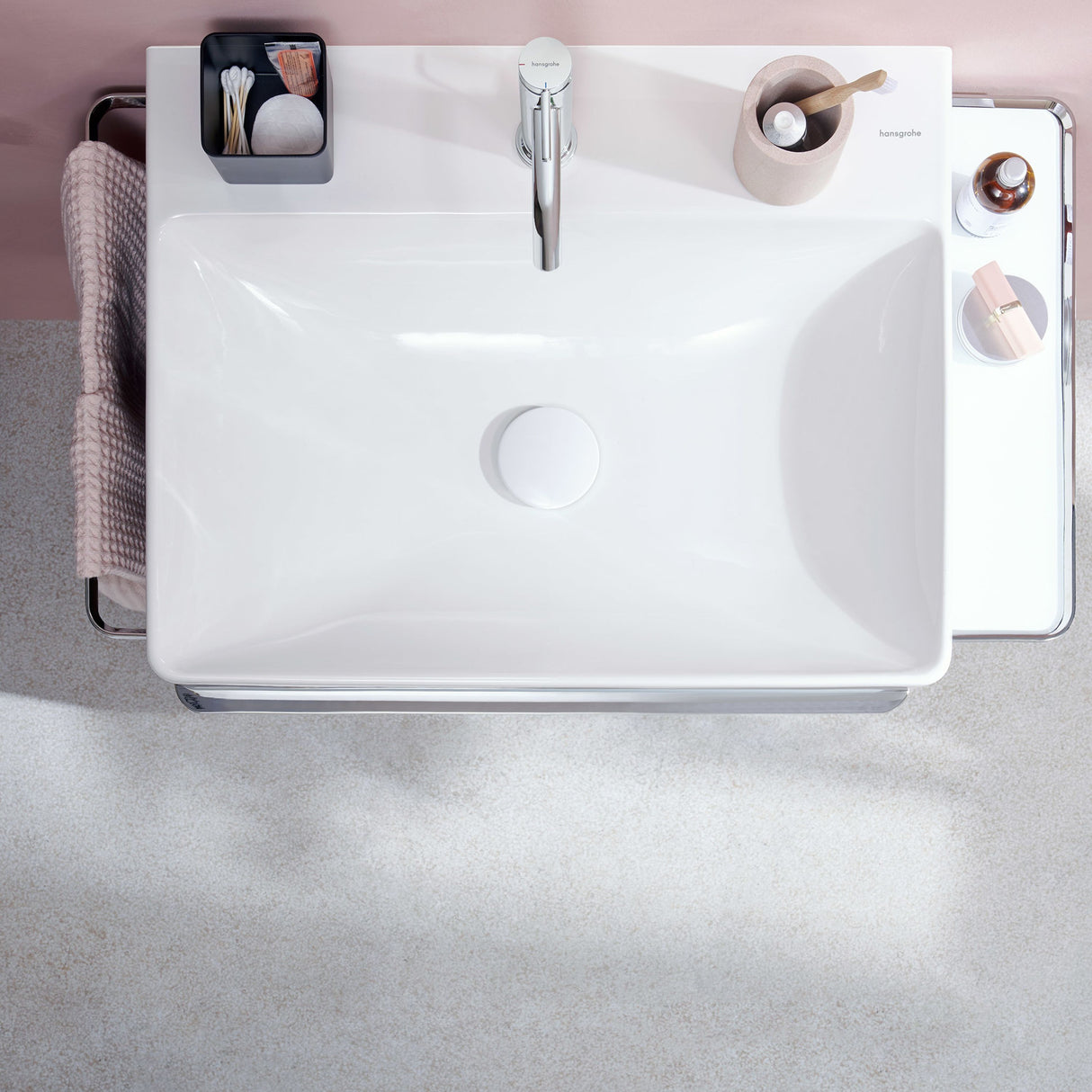 Lavabo blanc de la marque Hansgrohe, rectangulaire, avec robinet chromé, salle de bain moderne.