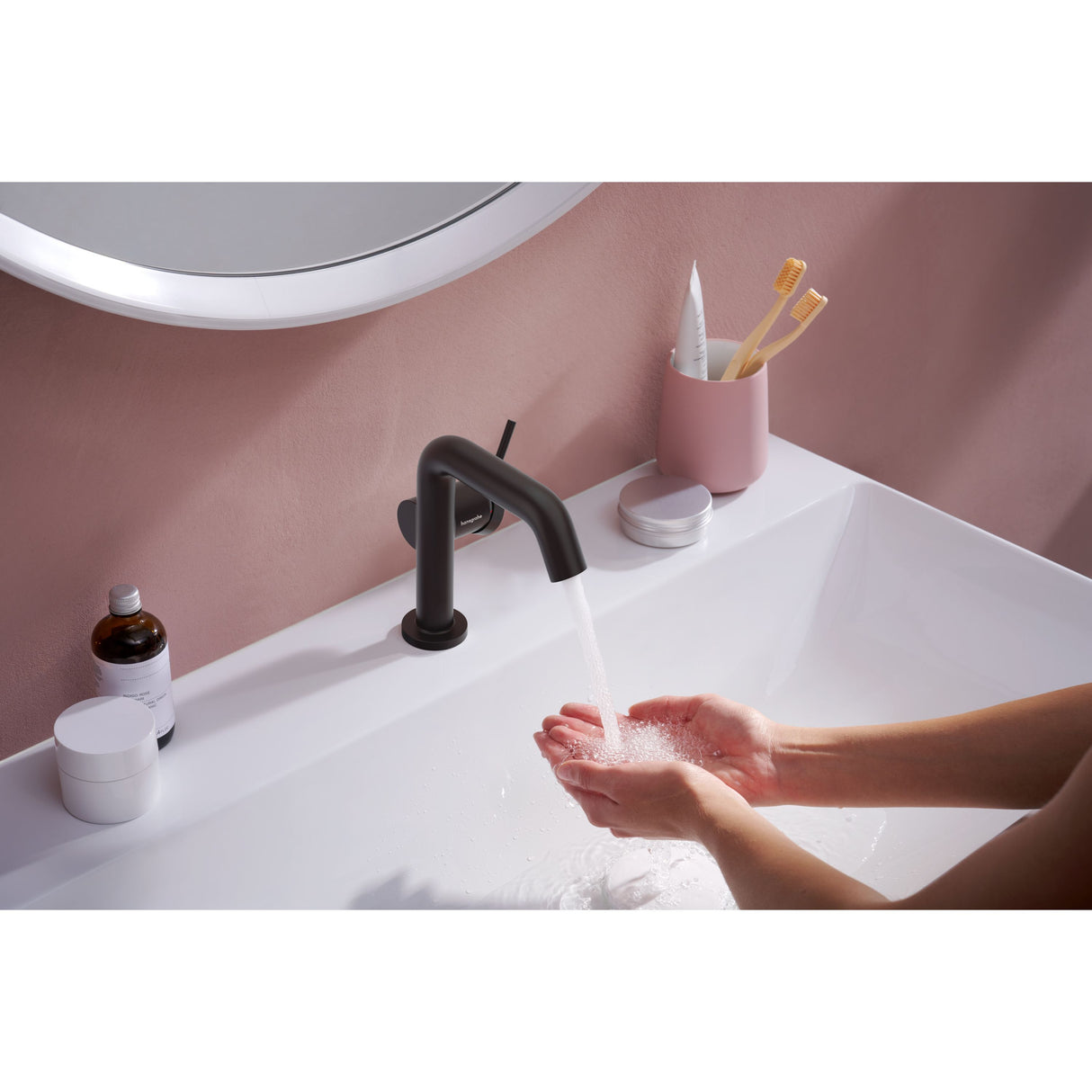 Mitigeur lavabo Grohe noir, robinet salle de bain, design moderne, mains sous l’eau.