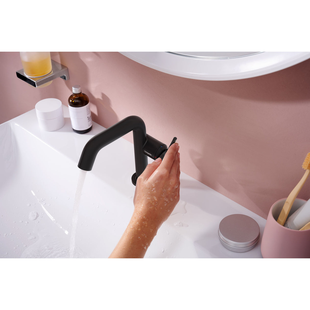 Mitigeur Grohe, robinet de salle de bain noir mat, moderne, utilisé sur un lavabo blanc.