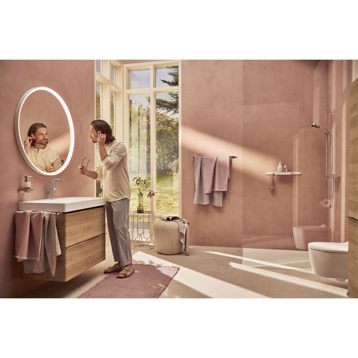 Salle de bain moderne couleur rose, meuble vasque bois, robinet Grohe chromé.