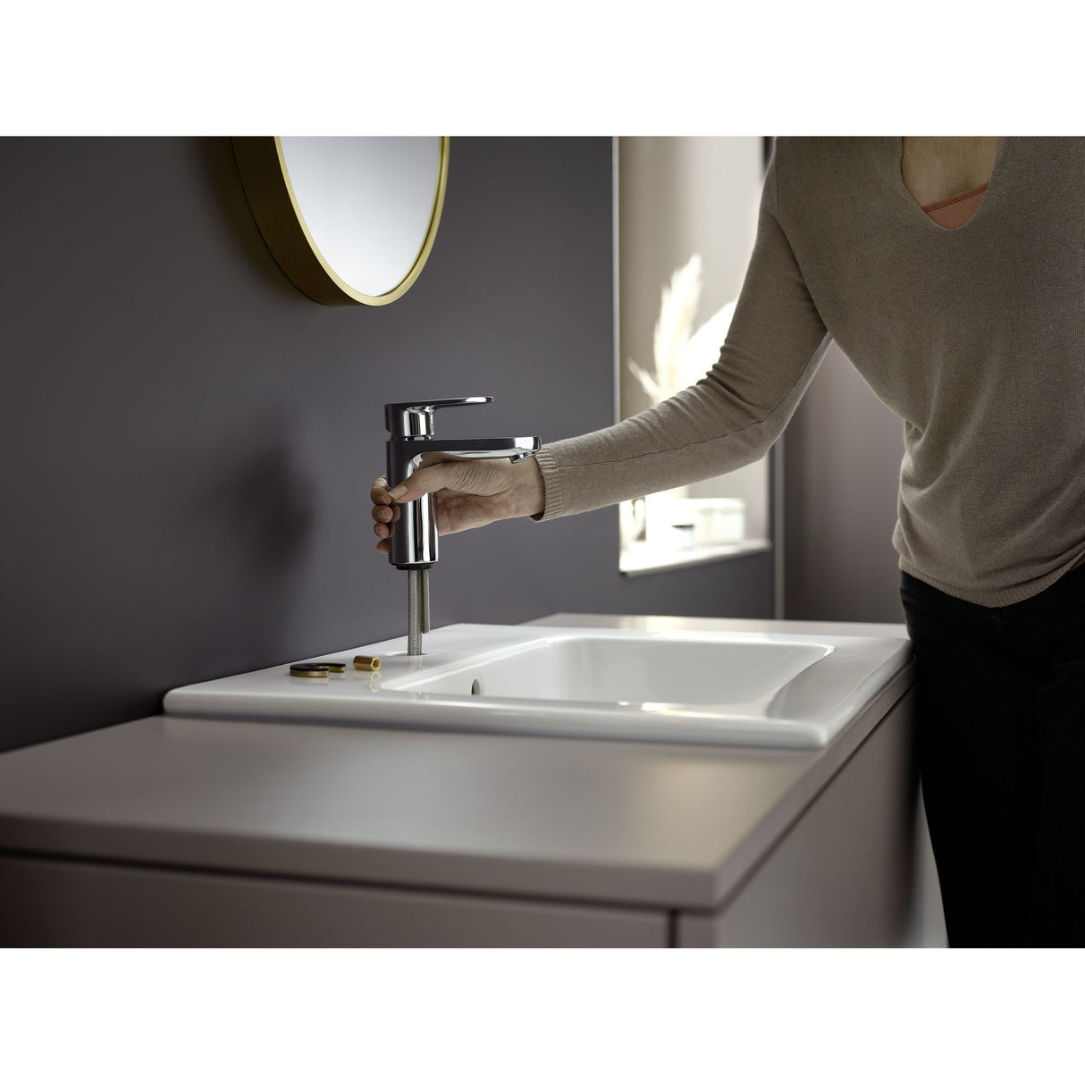 Mitigeur lavabo chromé Grohe, robinet salle de bains couleur argent, installation sur vasque.