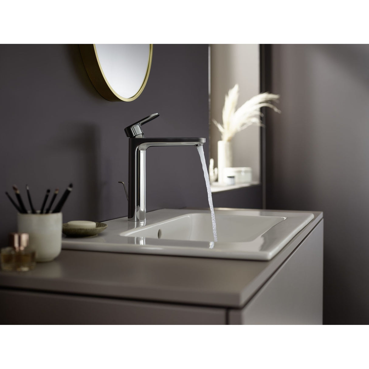 Mitigeur Grohe, robinet salle de bain chromé, moderne sur lavabo blanc.