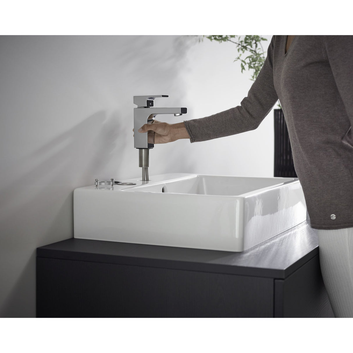 Mitigeur lavabo Grohe chromé, robinetterie salle de bain couleur argent, design moderne.