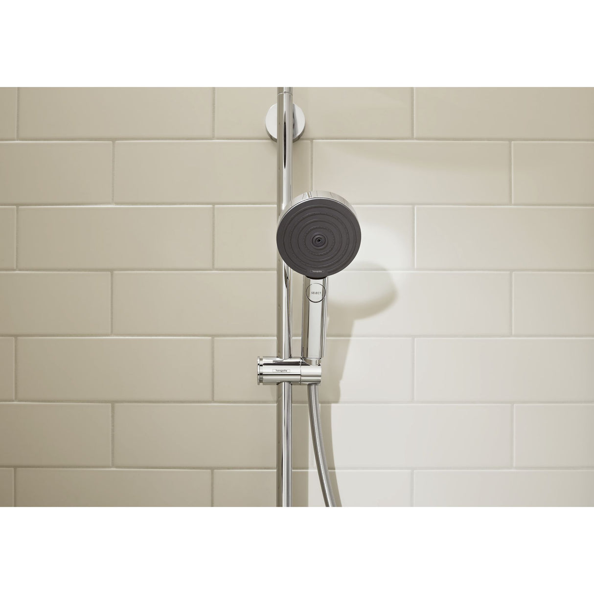 Douchette Hansgrohe, chrome et noir, sur barre de douche, salle de bain moderne.