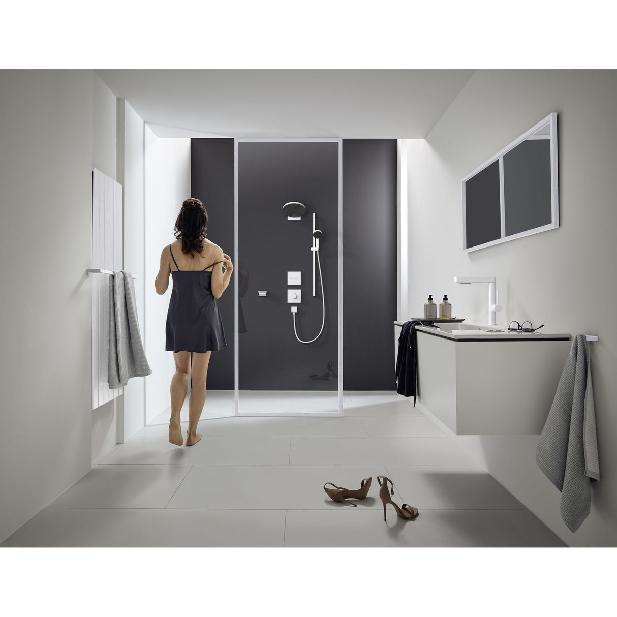 Douche Grohe noire moderne avec paroi vitrée, robinetterie et accessoires chromés.