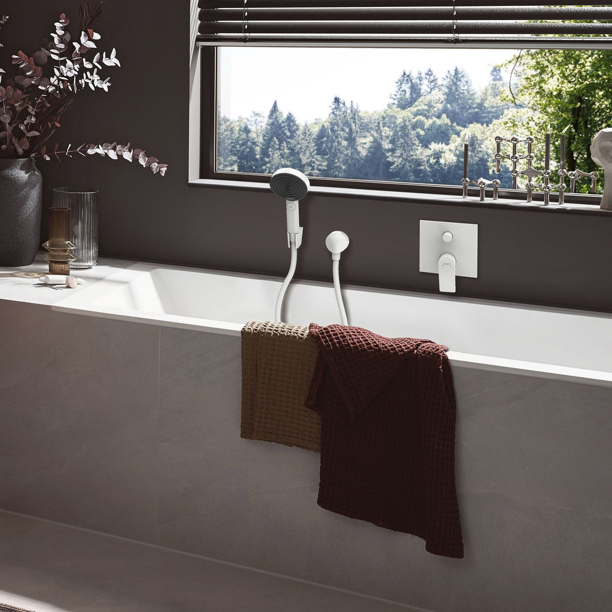 Mitigeur de baignoire Grohe, blanc, robinet moderne pour salle de bain élégante